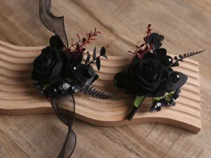 Ensemble de corsage et de fleur de poignet de rose artificielle noire pour mariage.