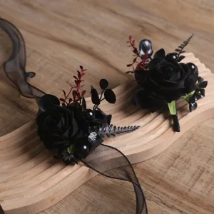 Détail de fleur de poignet de corsage de rose noire foncée, accessoire de fête gothique.