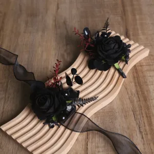 Ensemble boutonnière et corsage de poignet rose artificielle noire avec rubans pour mariage.