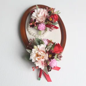 Künstliches Hochzeits Korsagen und Armband Set mit roten Rosen und rosa Seidenblumen für Paare.