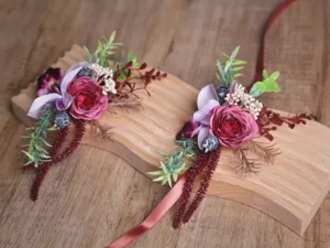 Detailaufnahme des waldretro künstlichen Blumenkorsetts und Ansteckers für Hochzeitsfeier.