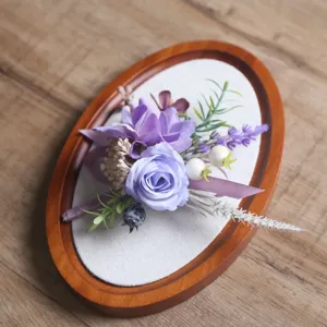 Jolie fleur artificielle violette boutonnière de mariage avec base en bois pour belle fête.