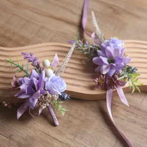 Gros plan sur la corsage de fleur artificielle violette pour décoration de mariage.