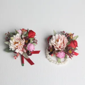 Künstliche Blumen Korsage und Armband Blumen Set mit roten Rosen für Hochzeitsfeier.