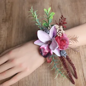 Detailansicht der künstlichen Blumen-Handgelenkschleife im Vintage-Stil für Hochzeitskleider.