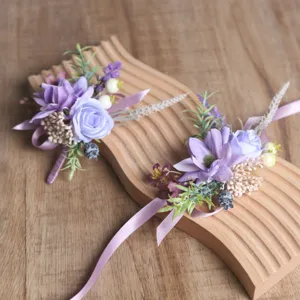Vue détaillée de corsage de fleurs artificielles violettes avec roses et ruban.