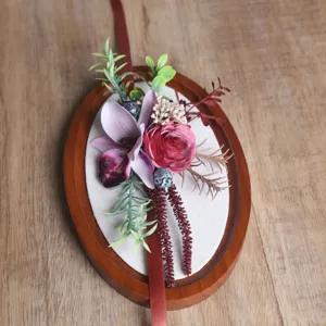 Vintage Hochzeits-Corsage im Wald-Stil mit Kunstblumen und ovalem Holzsockel-Design.