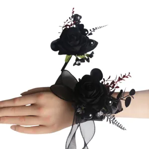 Ensemble de corsage de poignet et boutonnière de fleurs artificielles de rose noire gothique.