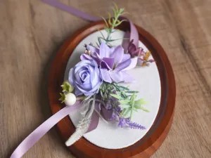 Broche de corsage de fleurs artificielles violettes pour mariage mariée marié détails.