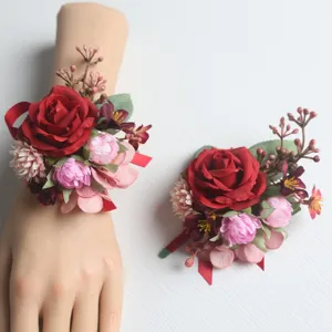 Rote Rose und rosa Seidenblumen Handkorsage Detail, perfekte Hochzeitsbrautjungfern Deko.
