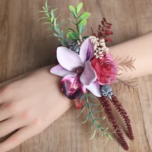 Detailansicht der schönen künstlichen Handgelenk Corsage mit lila Orchidee und roten Rosen.