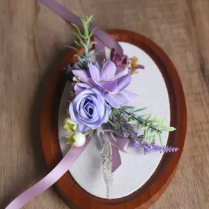 Détail de corsage de fleurs artificielles violettes, accessoire floral de mariage.