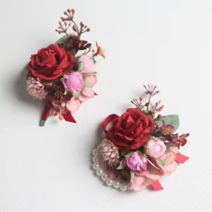 Kunstblumen Hochzeits Ansteckblume und Handgelenk Korsage Set mit roten Rosen und weißen Perlen.
