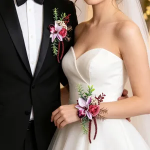 Detailansicht von Hochzeits-Boutonniere und Handgelenk-Korsage im Retro-Stil mit Kunstblumen.