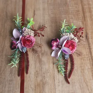 Elegante künstliche Blumen-Boutonnieres in Weinrot für Hochzeit und Abschlussball Party.