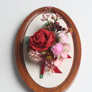 Künstliche Blumen Hochzeits-Ansteckblume Detailansicht, rote Rose und rosa Seidenblumen-Korsage.