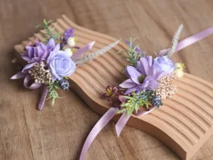 Ensemble de corsage de poignet de boutonnière de fleurs artificielles violettes détail.