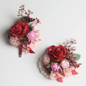 Kunstblume Hochzeit Korsage und Armband Blume rot rosa Rose fuer Braut und Brautigam.