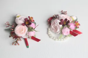 Künstliche Hochzeits Blumen Boutonniere und Armband Korsage Set mit rosa Rosen Perlen.