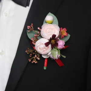 Nahaufnahme Detailansicht des eleganten künstlichen Rosen-Hochzeits-Ansteckers am schwarzen Revers.