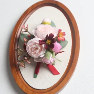 Elegante künstliche Rosen-Ansteckblume mit rosa und roten Seidenblumen für Hochzeitsdeko.