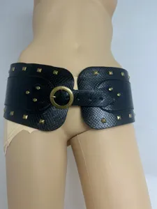 Mooie brede zwarte retro tailleband met krokodillenstructuur en gouden klinknagels.