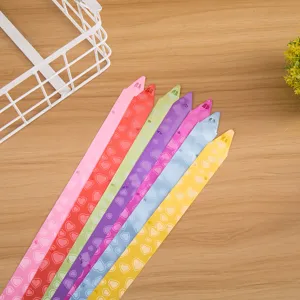 Kleurrijke hartjes trekstrikken voor cadeauverpakking huwelijk feest decoratieve linten