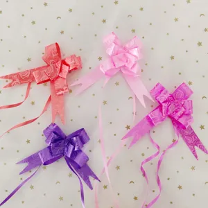Kleurrijke kado strikken om te trekken voor huwelijksdecoratie en feestelijke verpakking.