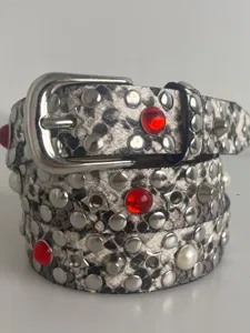 Elegante cintura punk con stampa serpente, rivetti, pietre rosse e perle chic unisex.
