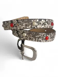 Cintura borchiata in pelle serpente beige con pietre rosse e perle, accessorio unisex.