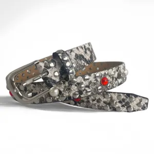 Cintura in pelle serpente con borchie, perle e pietre rosse, cintura da donna e uomo.