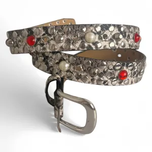 Cintura unisex con stampa serpente, borchie, perle e pietre rosse per ogni stile.