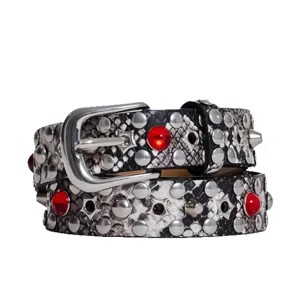 Cintura in pelle con stampa serpente stile punk, borchie metalliche e pietre rosse.
