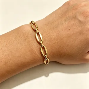 Gold chain bracelet for women, minimalist chunky metal link bracelet, elegant wrist jewelry.