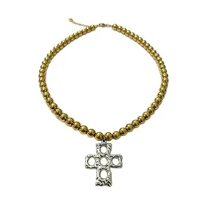 Europese punk-stijl gouden kralen ketting met zilveren holle kruis hanger hoofdfoto.