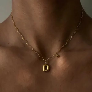 Nahaufnahme der vergoldeten Edelstahl Wellenkette mit dem Buchstaben D Anhänger im Detail.