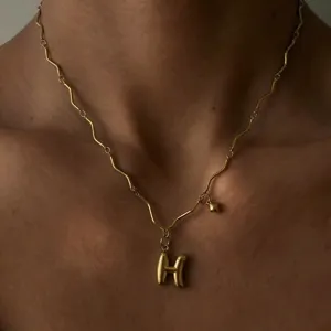 Edelstahl vergoldete wellenförmige Kette mit puffigem Buchstaben H Anhänger im schicken Stil