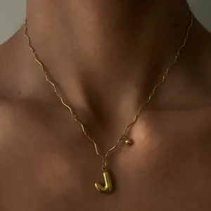 Schicke 18K vergoldete Edelstahl Wellenkette Halskette mit Puffy Buchstabe J Anhänger.