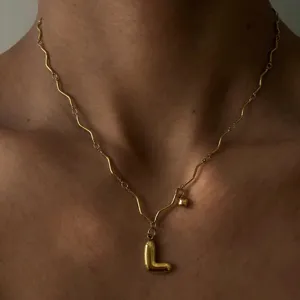 Nahaufnahme der 18K vergoldeten Edelstahl Wellenkette mit Buchstaben L Anhänger im Detail