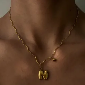 Vergoldete Edelstahl Wellenkette Halskette mit voluminöser Buchstaben N Anhänger.
