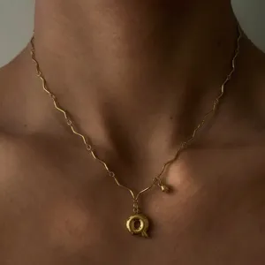 Goldener Edelstahl geometrische Wellenkette Halskette mit Buchstaben Anhänger chic