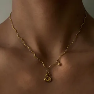 Detailansicht der 18K vergoldeten Edelstahl Wellenkette mit einem Buchstaben S Anhänger.
