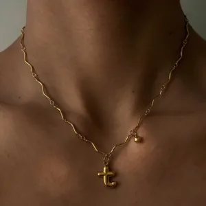 Detailansicht der 18K vergoldeten Edelstahl Wellenkette mit einem blasenförmigen Buchstabenanhänger.