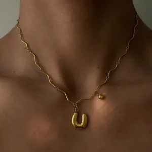 Modische vergoldete Edelstahl Wellenkette Halskette mit Buchstaben U Anhänger Schmuck