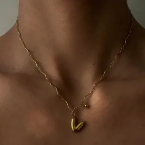 Edelstahl geometrische Wellen Halskette mit Buchstabe Anhänger, 18k vergoldeter Modeschmuck.