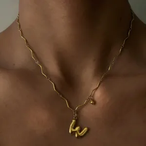Detailansicht der vergoldeten Edelstahl-Wellenkette mit Ballonbuchstaben-Anhänger.
