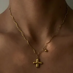 18K Vergoldete Edelstahl Wellenkette Mit Puffy Kreuz Anhänger Halskette Detail