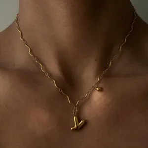 Modische vergoldete Edelstahl Wellenkette Halskette mit schönem Buchstaben Anhänger.