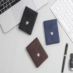Vista detallada del tarjetero minimalista de cuero para hombre con ranuras y logotipo metálico.