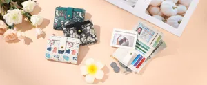 Vista dettagliata di piccoli portafogli da donna con eleganti stampe di gatti e fiori.